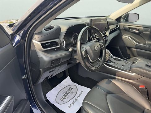 Used 2023 Toyota Highlander XLE image 12