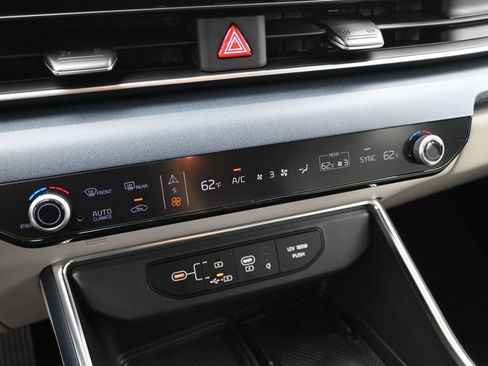 Used 2025 Kia Carnival EX image 17