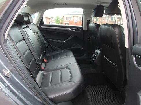 Used 2018 Volkswagen Passat 2.0T SE FWD image 12