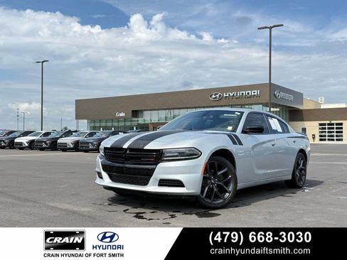 Used 2019 Dodge Charger SXT w/ Blacktop Package RWD image 1