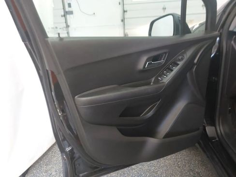 Used 2019 Chevrolet Trax LT w/ LT Convenience Package AWD/4WD image 9