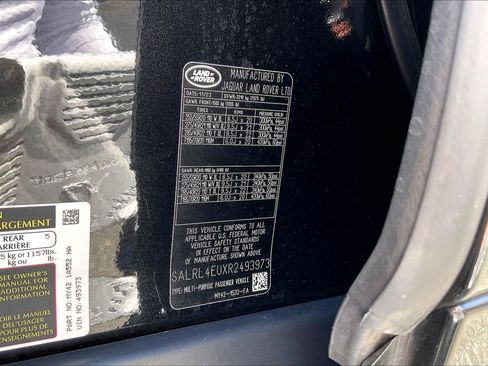 Used 2024 Land Rover Discovery Dynamic SE AWD/4WD image 32
