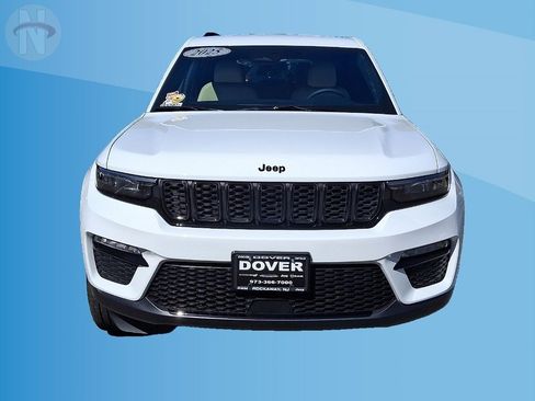 Certified 2025 Jeep Grand Cherokee Limited w/ Black Appearance Package AWD/4WD image 29