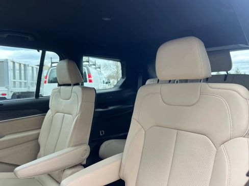 Used 2023 Jeep Grand Cherokee L Limited w/ Luxury Tech Group II AWD/4WD image 30