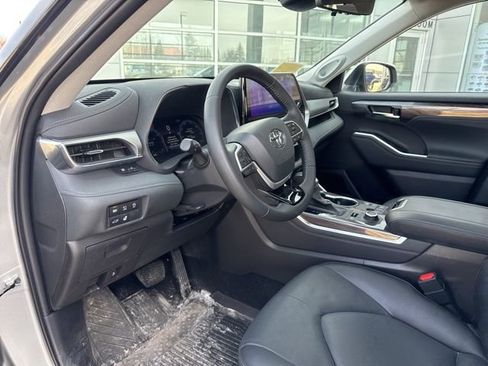 Used 2025 Toyota Highlander Platinum image 25