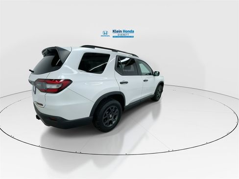 Used 2025 Honda Pilot TrailSport image 2