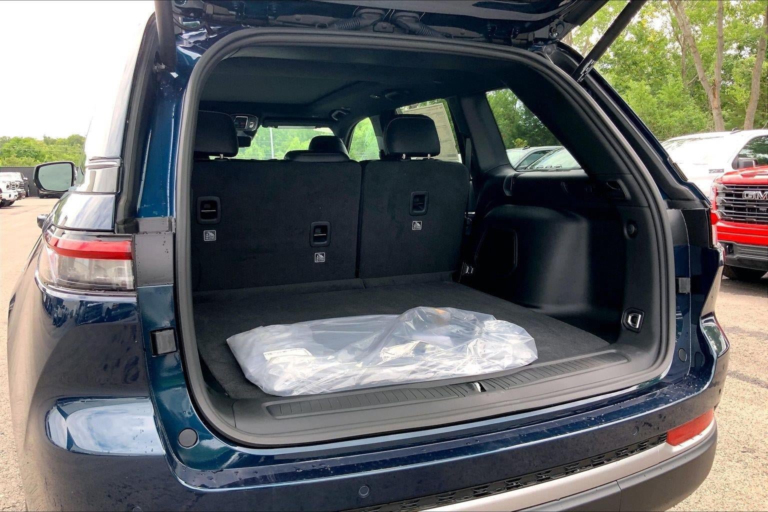 New 2026 Jeep Grand Cherokee Limited w/ Luxury Tech Group II AWD/4WD image 5