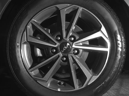 Used 2024 Kia Forte LXS FWD image 17
