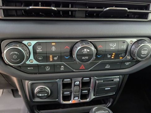 New 2025 Jeep Gladiator High Tide image 30