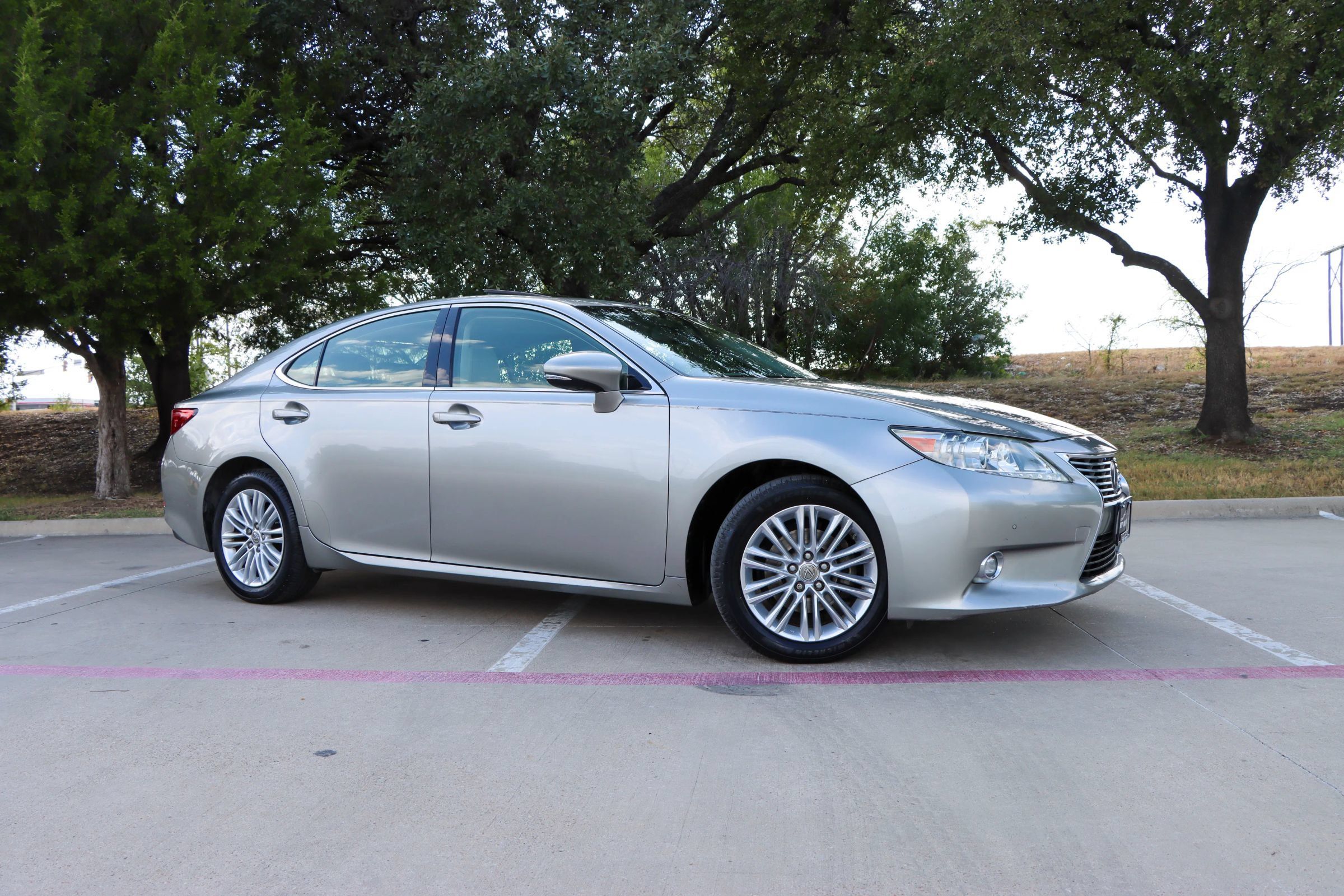 Used 2015 Lexus ES 350 w/ Luxury Package FWD image 1