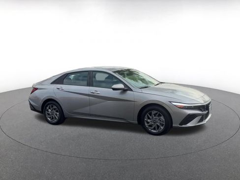 Used 2026 Hyundai Elantra Hybrid FWD image 2