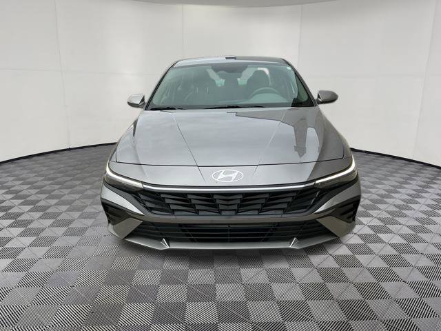 Used 2024 Hyundai Elantra SE FWD image 3