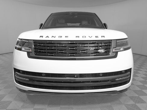 Used 2025 Land Rover Range Rover SE image 2