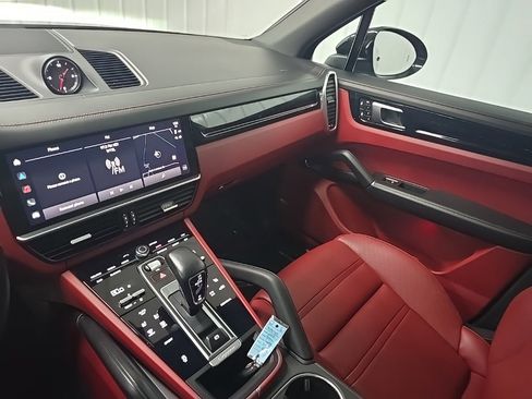 Used 2022 Porsche Cayenne Platinum Edition image 27