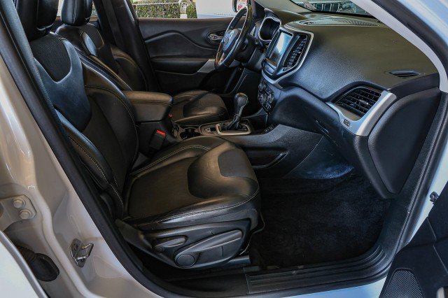 Used 2018 Jeep Cherokee Latitude Plus w/ Comfort/Convenience Group FWD image 32