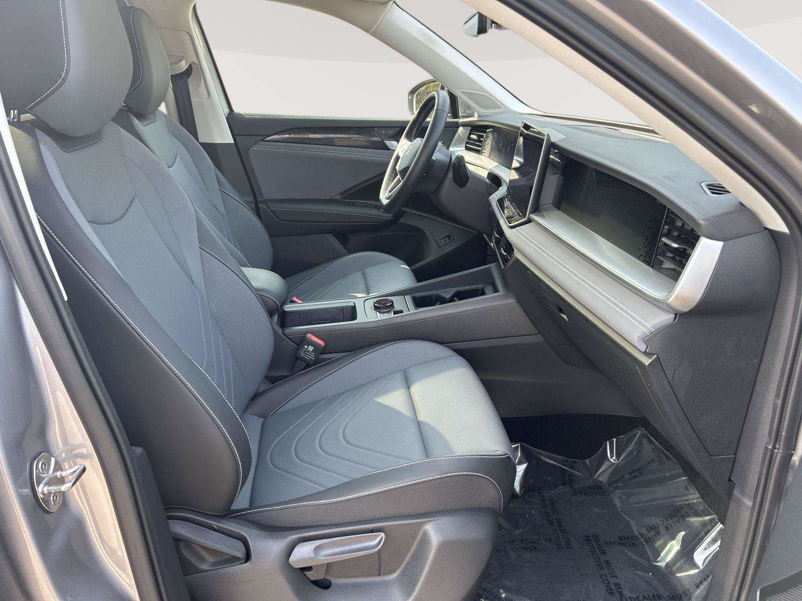Certified 2025 Volkswagen Tiguan SE w/ Panoramic Sunroof Package AWD/4WD image 14