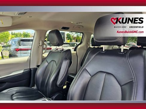 Used 2023 Chrysler Pacifica Touring-L FWD image 14