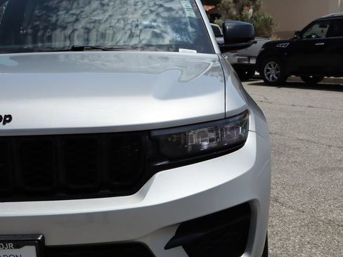 Used 2023 Jeep Grand Cherokee Altitude AWD/4WD image 8