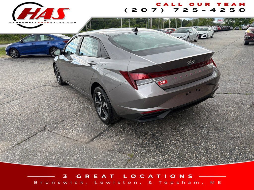 Used 2023 Hyundai Elantra SEL w/ Convenience Package FWD image 3