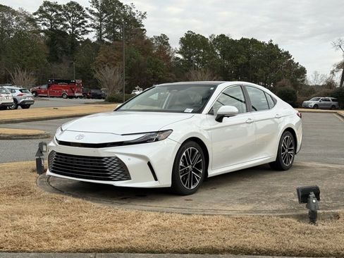 Used 2025 Toyota Camry XLE image 3