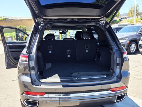 Certified 2022 Jeep Grand Cherokee Overland w/ Luxury Tech Group IV RWD image 18