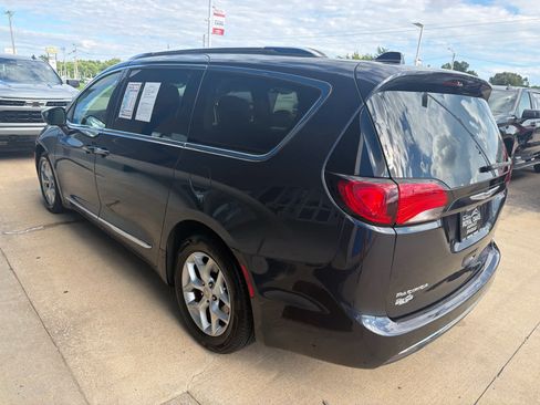 Used 2020 Chrysler Pacifica Limited FWD image 3