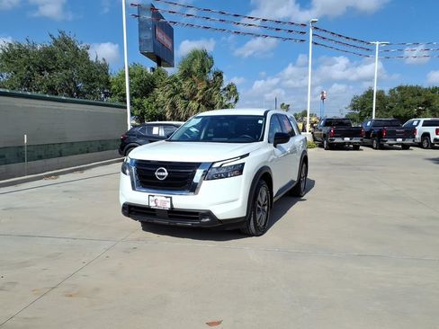 Used 2023 Nissan Pathfinder S FWD image 2