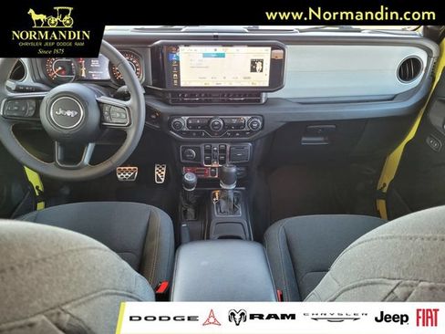 Used 2024 Jeep Gladiator Mojave AWD/4WD image 6