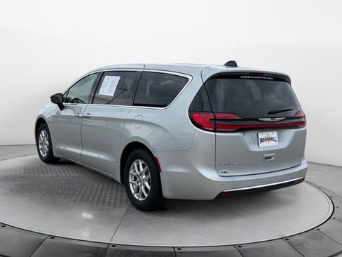 Used 2024 Chrysler Pacifica Touring-L FWD image 5