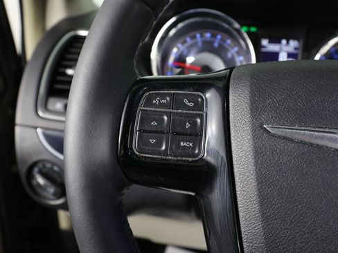 Used 2014 Chrysler Town & Country Touring-L image 32