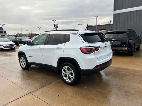 Used 2024 Jeep Compass Latitude AWD/4WD image 2