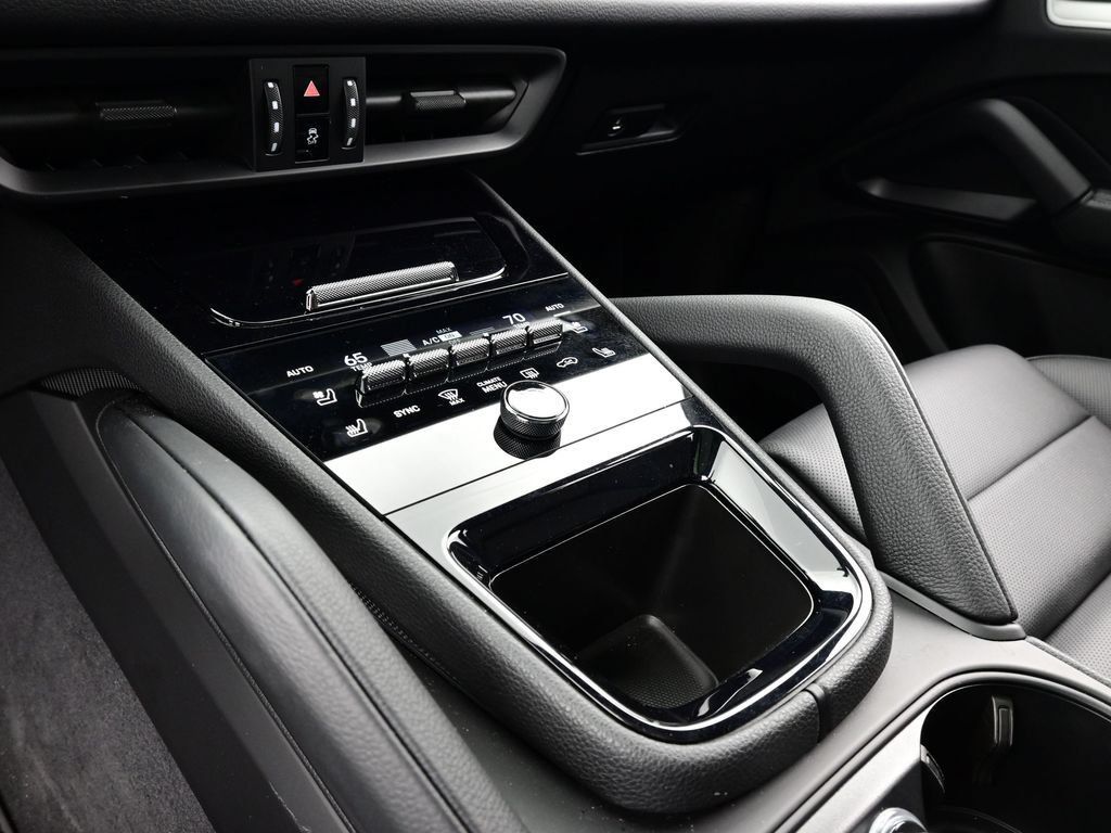 Certified 2025 Porsche Cayenne AWD/4WD image 11