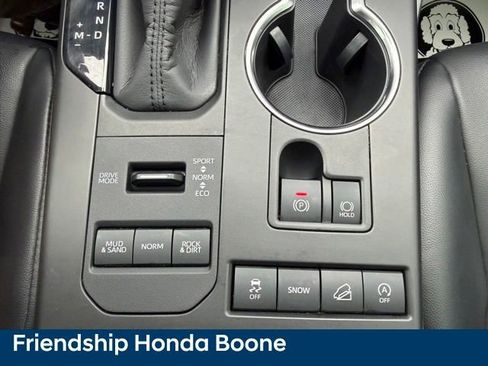 Used 2020 Toyota Highlander XLE AWD/4WD image 29