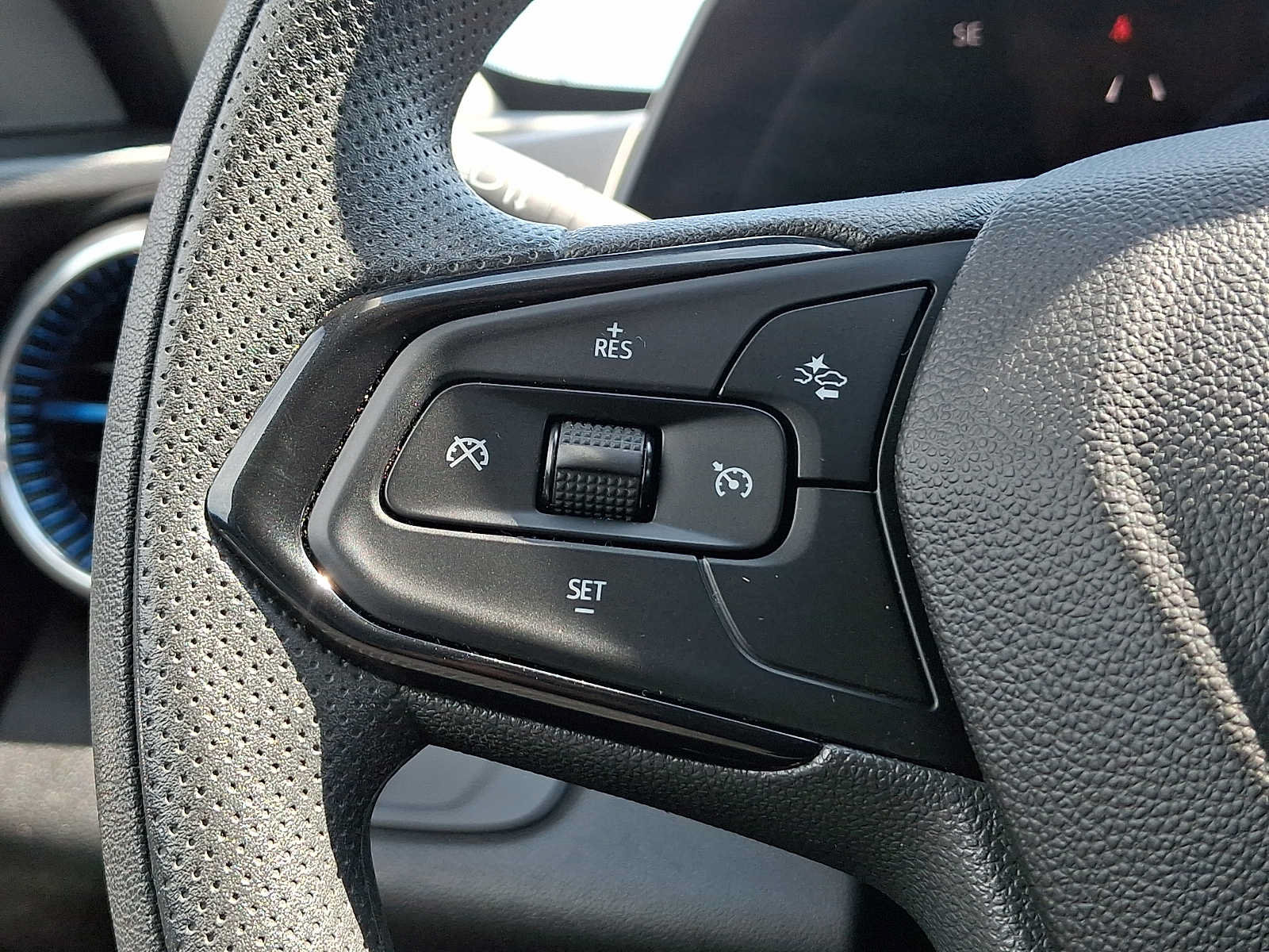 Used 2025 Chevrolet Trax LT FWD image 20