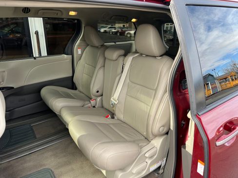Used 2018 Toyota Sienna XLE FWD image 8