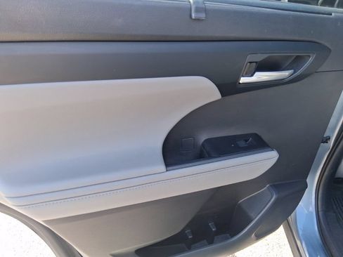 Used 2021 Toyota Highlander XLE AWD/4WD image 18