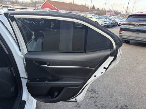 Used 2020 Toyota Camry SE image 19