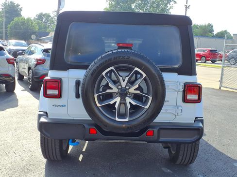 Used 2024 Jeep Wrangler Unlimited w/ Convenience Group AWD/4WD image 21