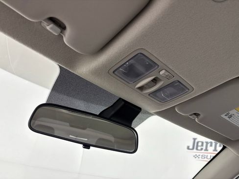 Used 2025 Hyundai Venue SEL FWD image 23