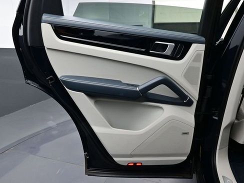 Certified 2022 Porsche Cayenne Platinum Edition AWD/4WD image 13