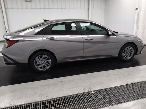 Used 2025 Hyundai Elantra Hybrid FWD image 10