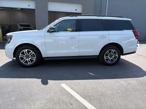 Used 2025 Ford Expedition Active AWD/4WD image 3