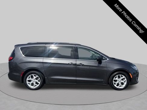Used 2017 Chrysler Pacifica Touring Plus w/ Tire & Wheel Group FWD image 4
