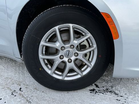 Used 2024 Chrysler Pacifica Touring-L image 10