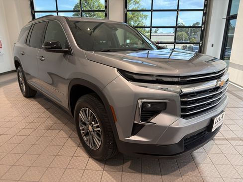 Used 2025 Chevrolet Traverse LT FWD image 7