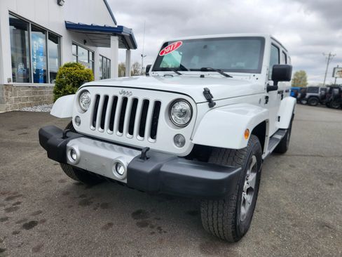 Used 2017 Jeep Wrangler Unlimited Sahara w/ Dual Top Group AWD/4WD image 4
