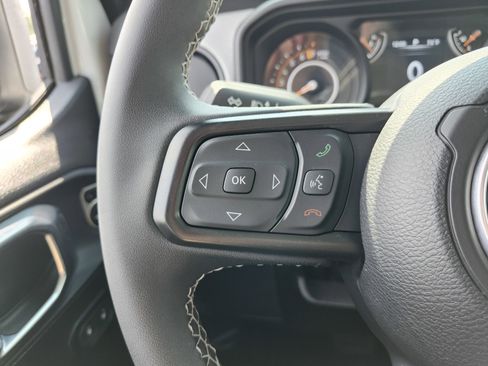 Used 2025 Jeep Gladiator Sport image 32