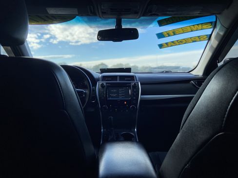 Used 2017 Toyota Camry SE image 11