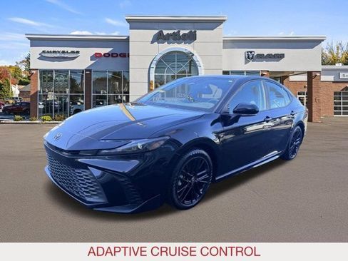 Used 2025 Toyota Camry SE FWD image 3