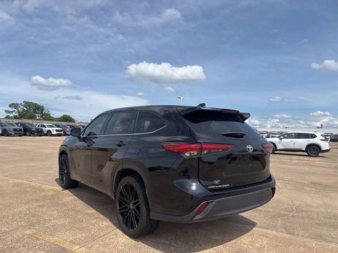 Used 2022 Toyota Highlander L FWD image 13
